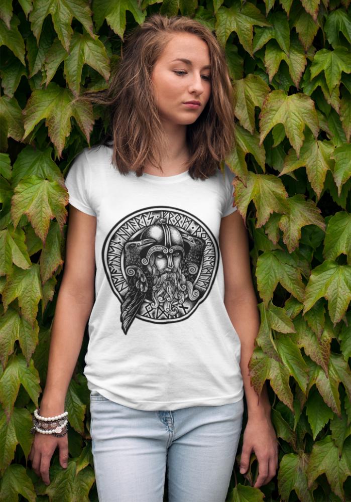 T-Shirt mit Allfather Odin Design an weiblichem Model