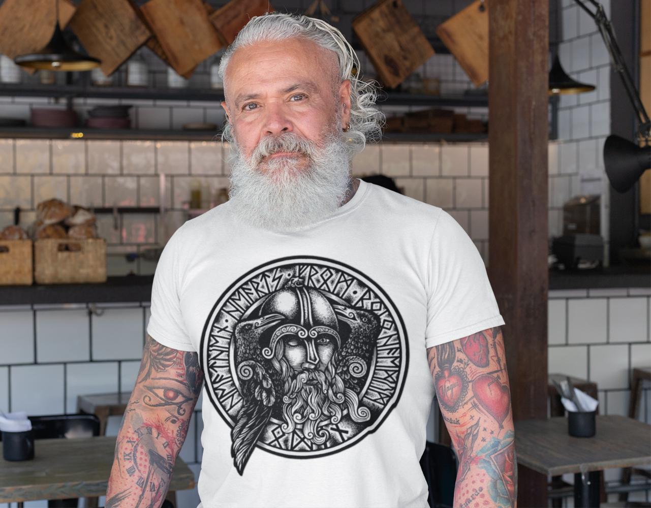Allfather Odin T-Shirt getragen von einem männlichen Model