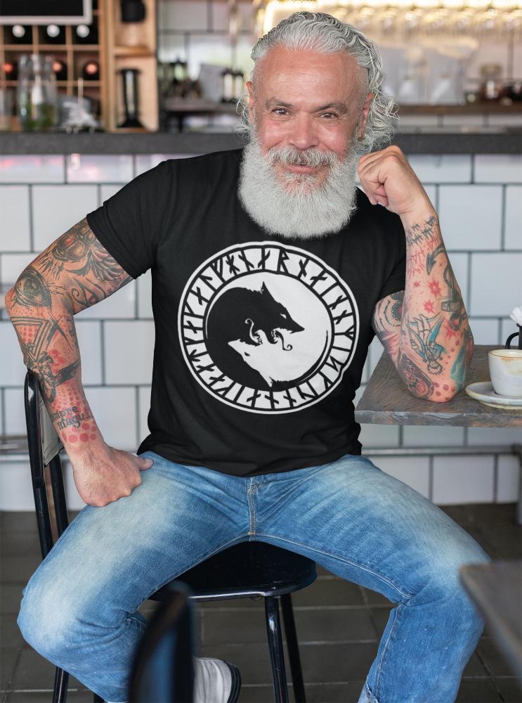 T-Shirt mit Geri und Freki, Odins Wölfen, getragen von einem männlichen Model
