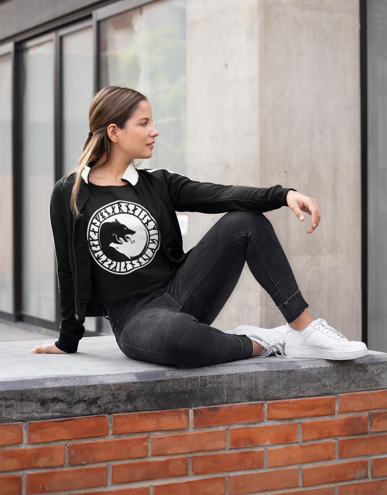 T-Shirt mit Odin Wölfen Geri und Freki getragen von einem weiblichen Model
