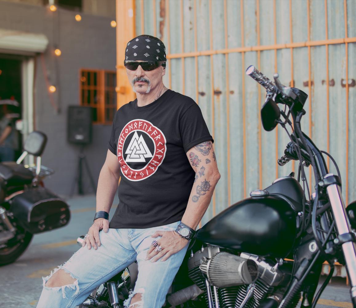Mann trägt T-Shirt mit Runen-Kreis Valknut Motiv