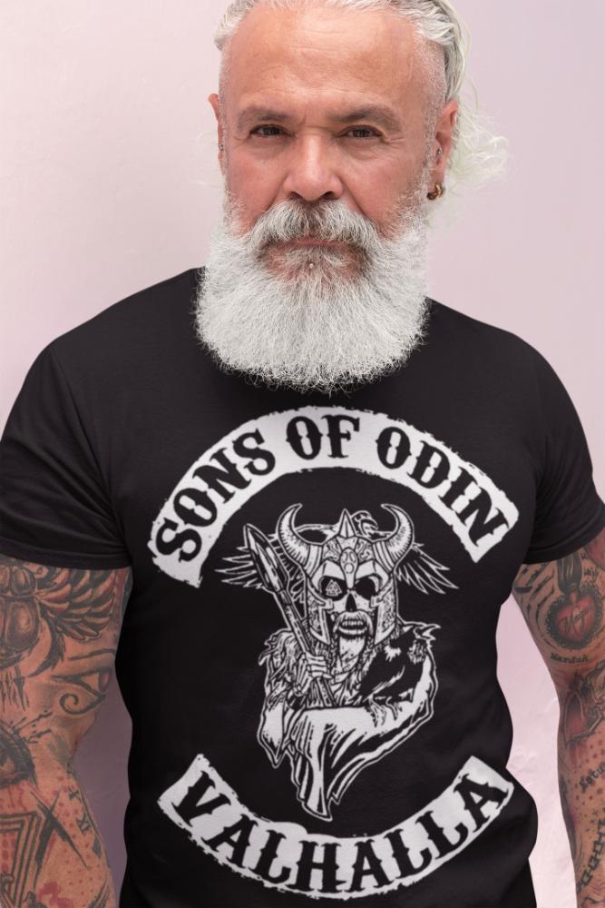 Mann trägt T-Shirt mit Sons of Odin Valhalla Motiv