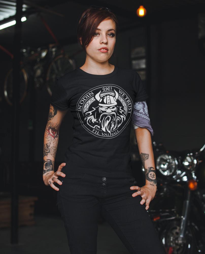 Til Valhall T-Shirt getragen von einem weiblichen Model