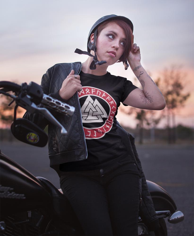 Frau trägt T-Shirt mit Valknut Runen-Kreis Motiv