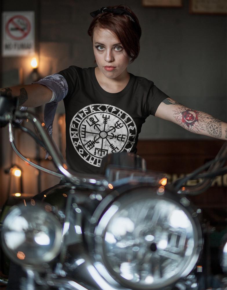 Frau trägt T-Shirt mit Vegvisir-Symbol