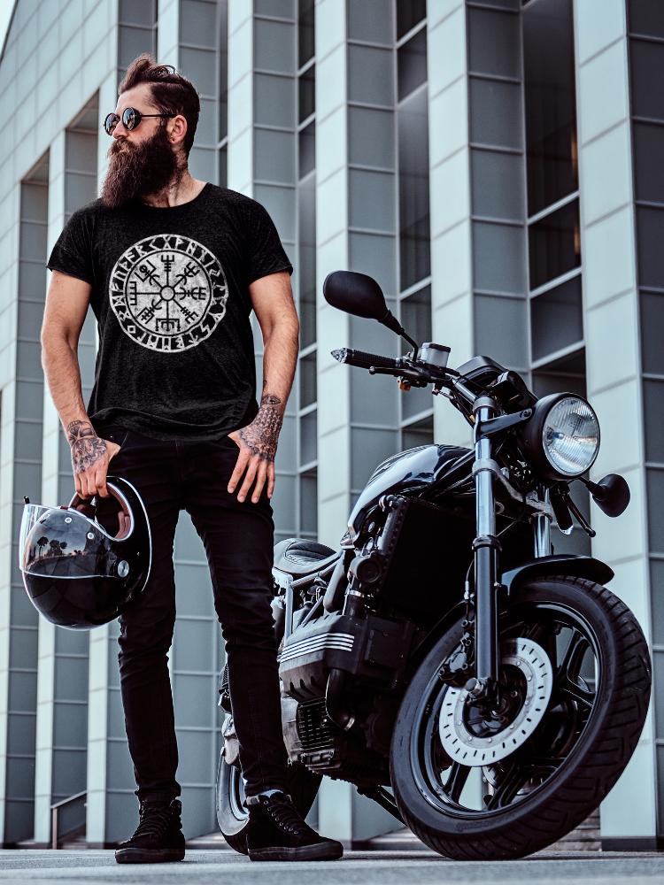 Mann trägt T-Shirt mit Vegvisir-Symbol