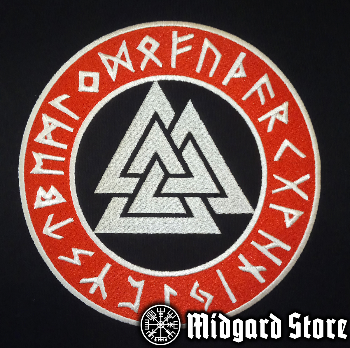 Valknut, jonka ympärillä on riimuja – kirjontamalli