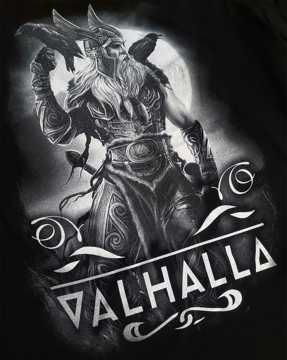 Odyn z Huginnem i Muninnem – strażnik bram Valhalli. Koszulka z Odynem i napisem „Valhalla”